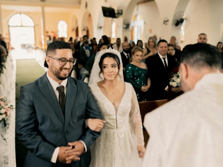 Casal se casando em igreja evangélica