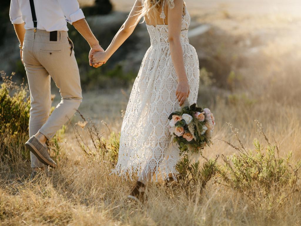 Noivos em campo para casamento rústico ao ar livre