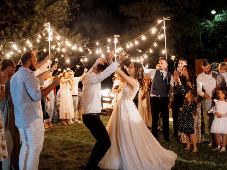 noivos e convidados em um wedding weekend