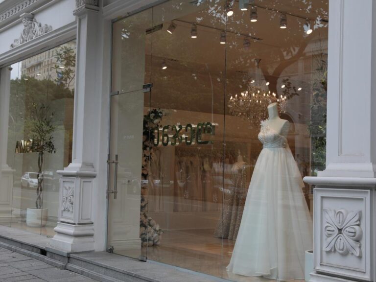 Vestido sendo mostrado em vitrine