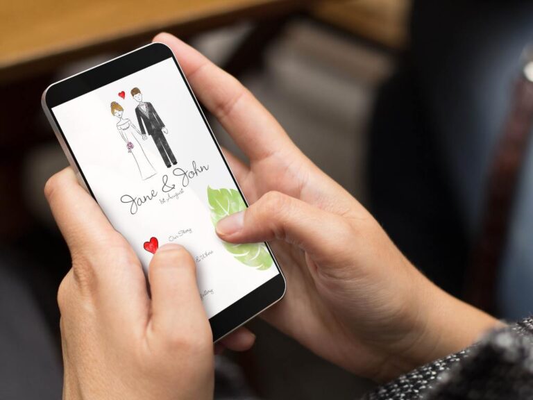 Pessoa recebendo convite de casamento virtual