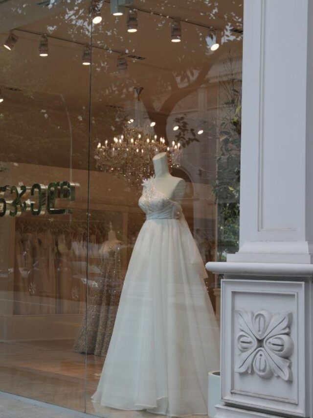 Como montar vitrine de loja​ de moda festa irresistível