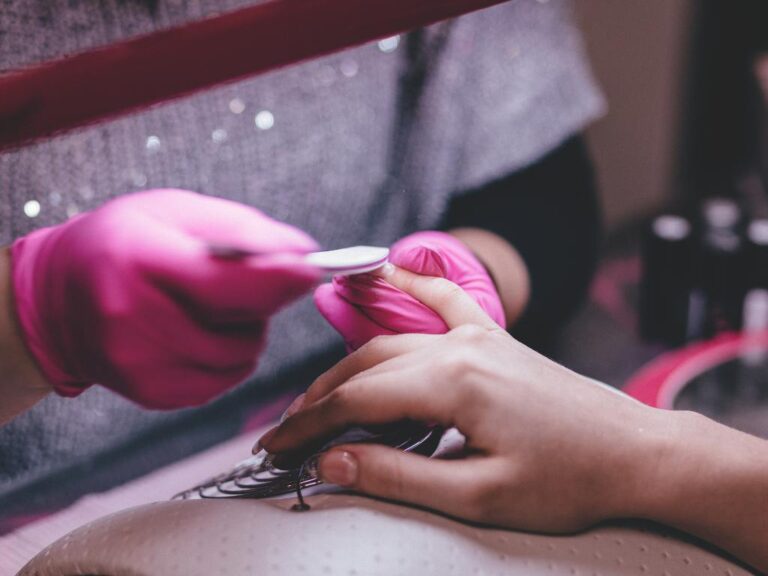 Manicure fazendo unhas de cliente