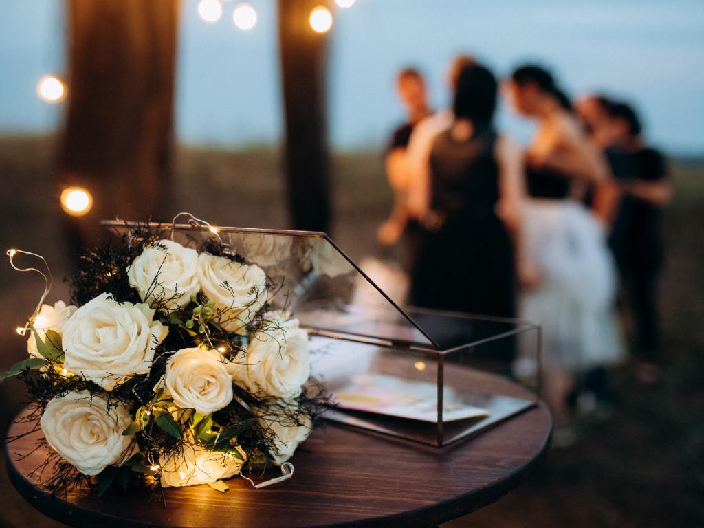 caixa com mensagem e flores em um casamento
