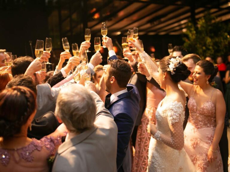 Pessoas comemorando casamento