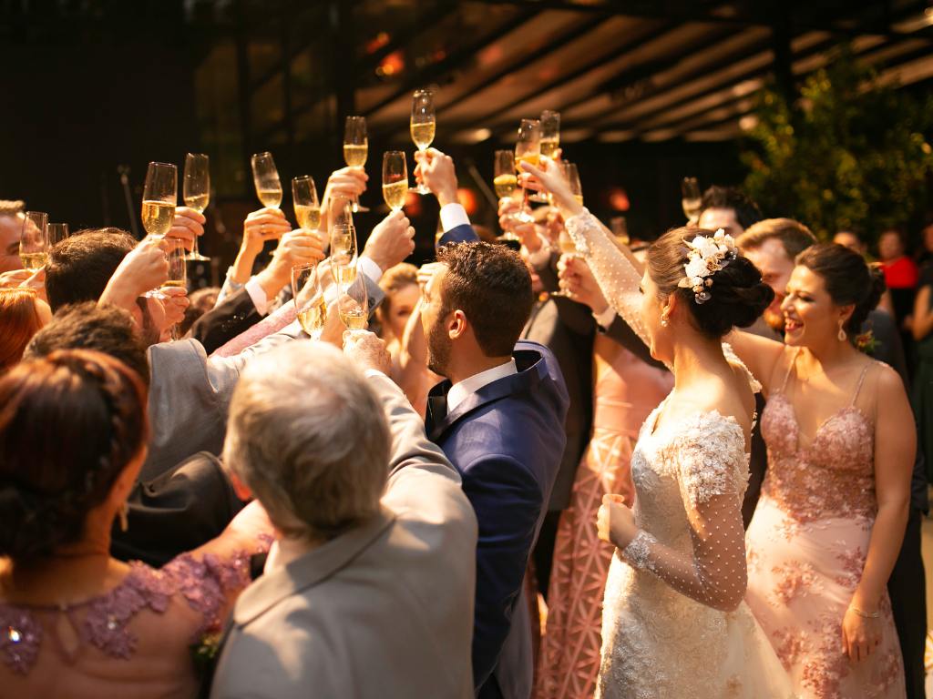 Pessoas comemorando casamento