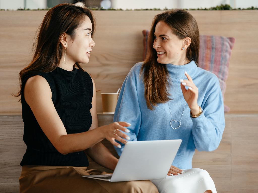 Vendedora conversando com cliente