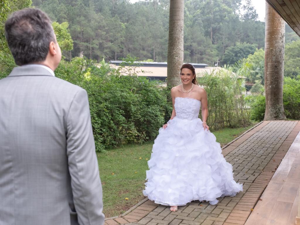 Helena com seu vestido de noiva Arthur Caliman