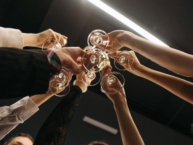 Etiqueta à mesa em jantares de gala: o que saber antes de ir