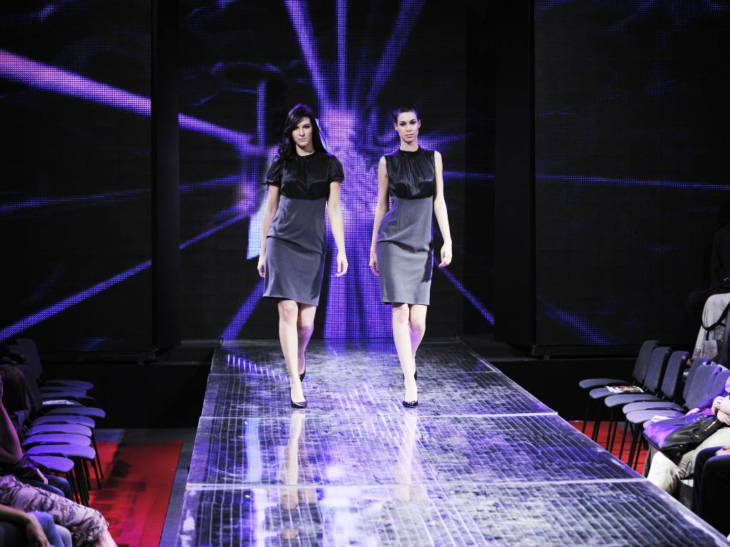 Modelos caminhando em passarela