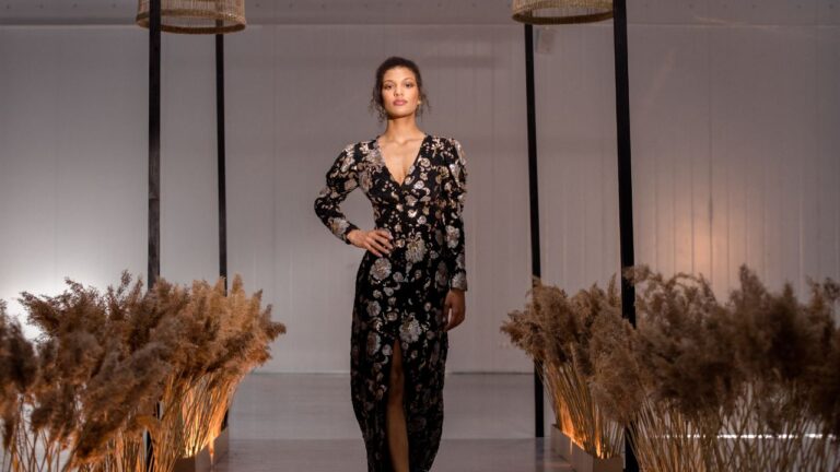 mulher com vestido de festa com manga longa cinza com preto