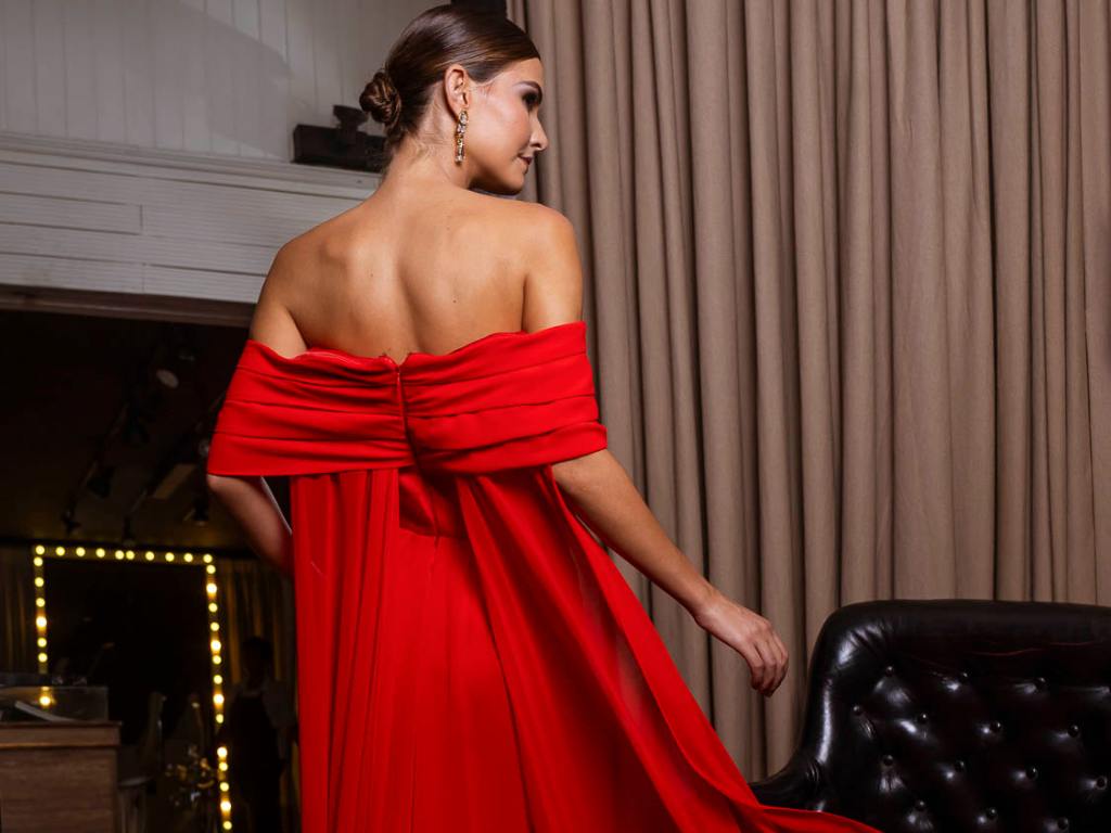 mulher de vestido vermelho de costas