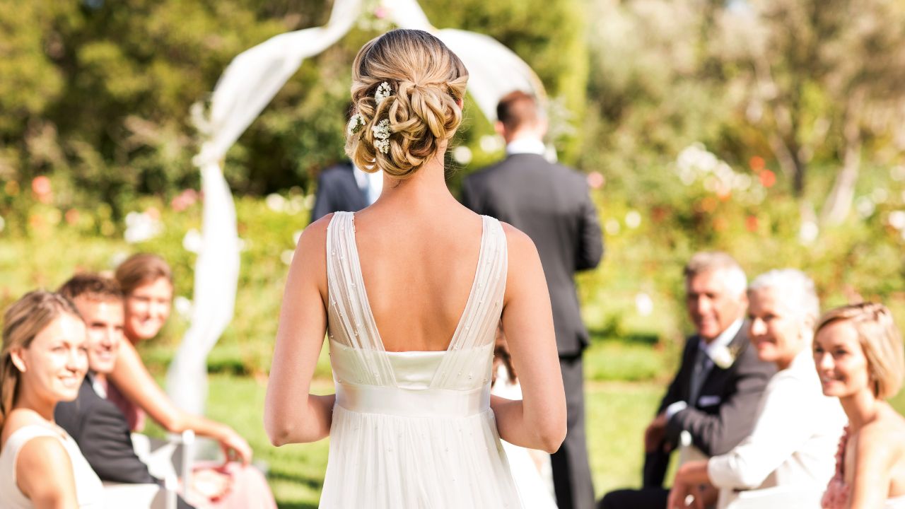 noiva entrando no casamento