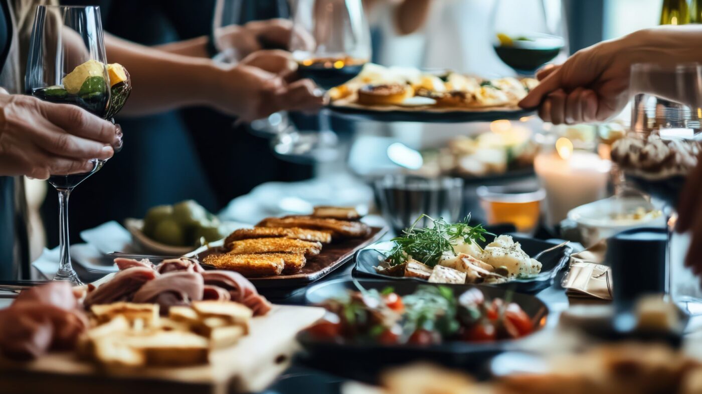 pratos de comida em um jantar de noivado
