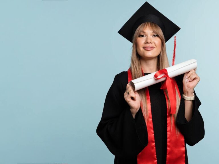 Mulher com beca segurando certificado