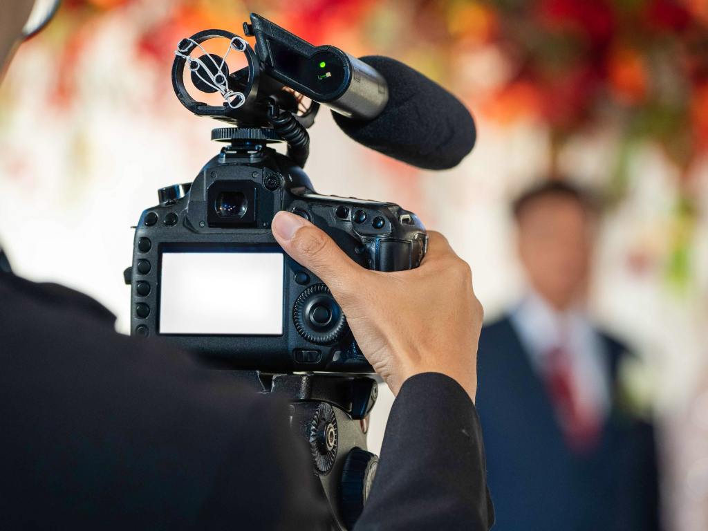 câmera registrando um casamento