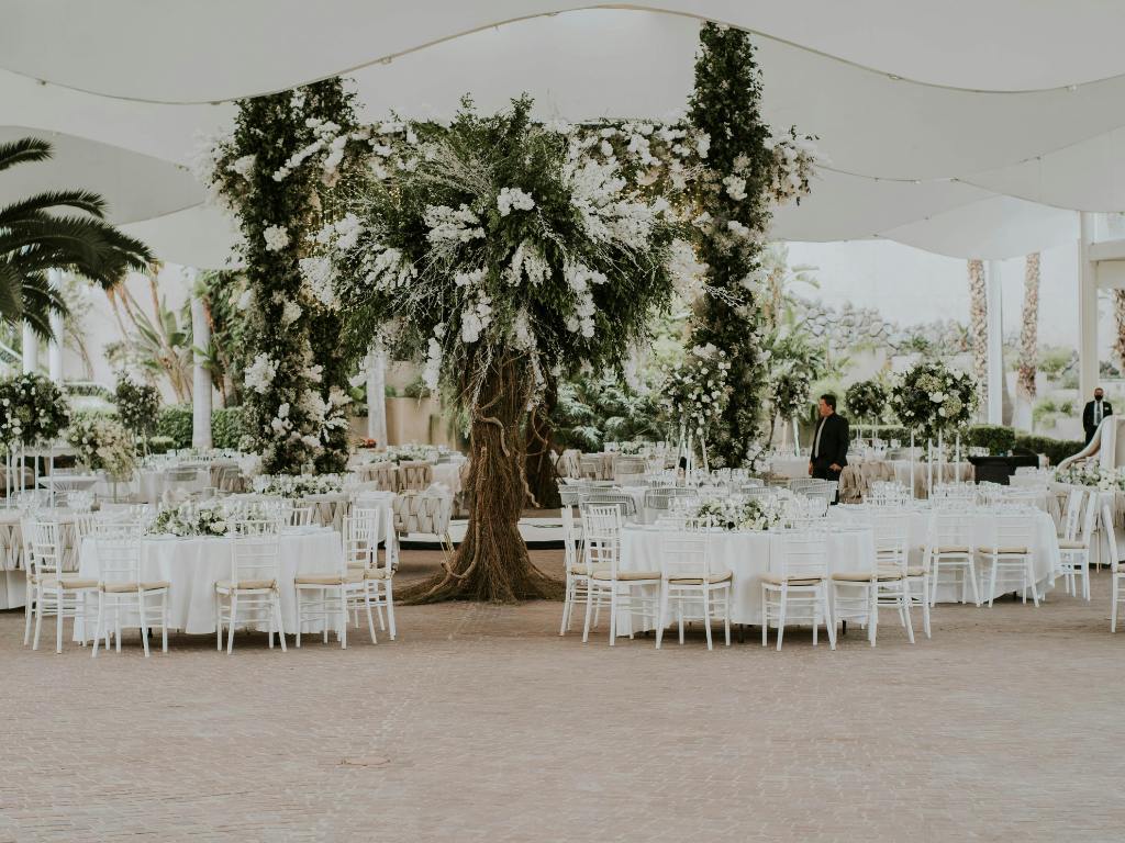 mesas brancas em um casamento