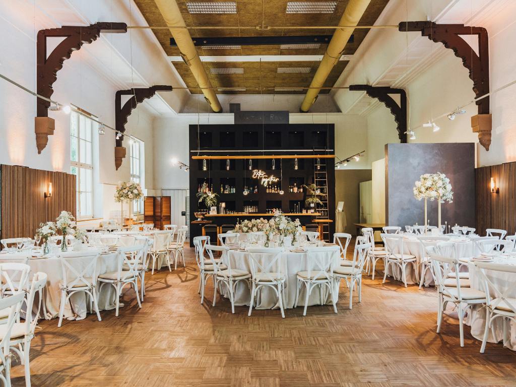 Mesas de casamento espalhadas