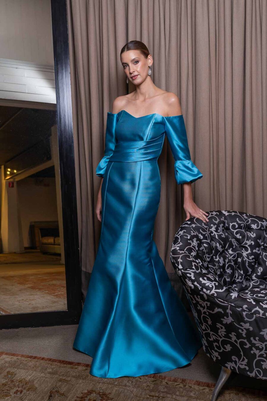 Vestido de festa azul Jessica Olsen perfeito para usar em casamentos como mãe da noiva ou mãe do noivo.