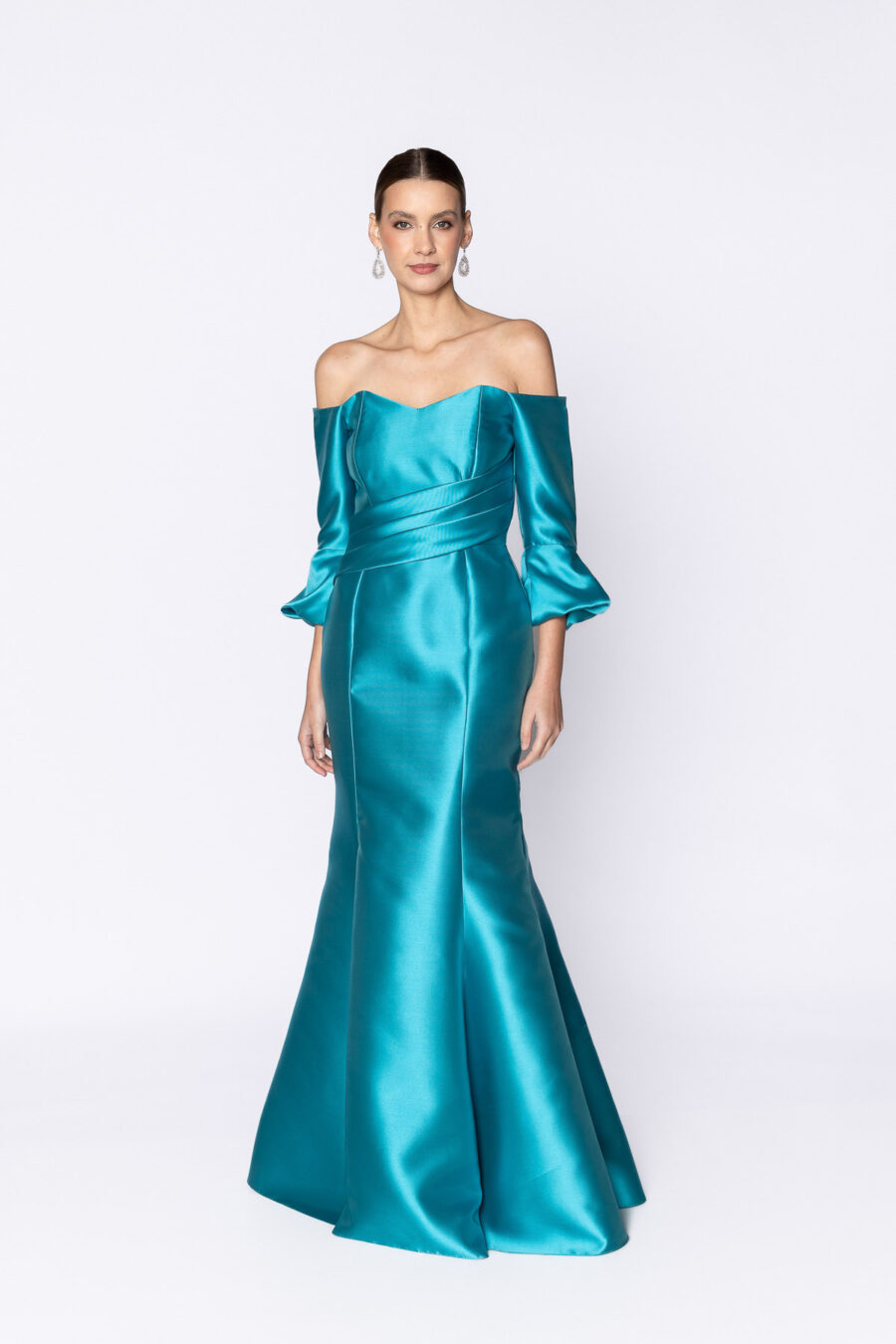 Vestido de festa longo com mangas na cor azul, modelo Jessica Olsen é perfeito para mães dos noivos ou convidadas de casamento.