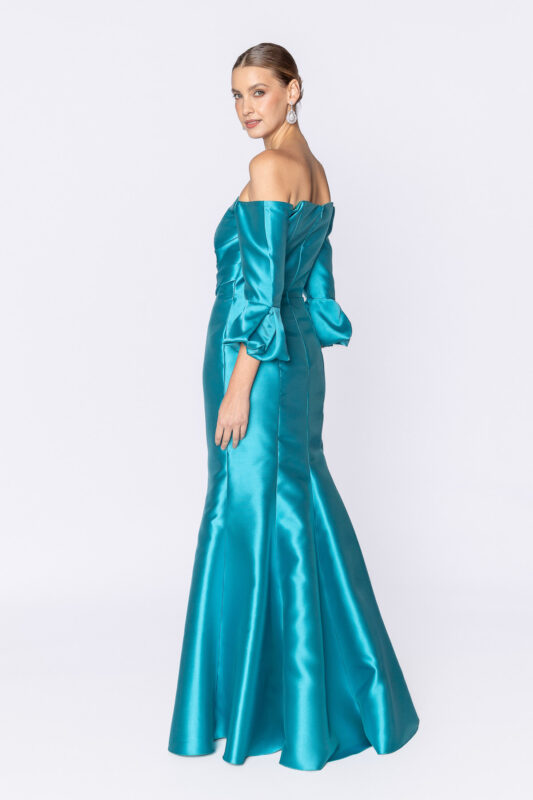 Costas do vestido azul longo de festa para mães dos noivos.