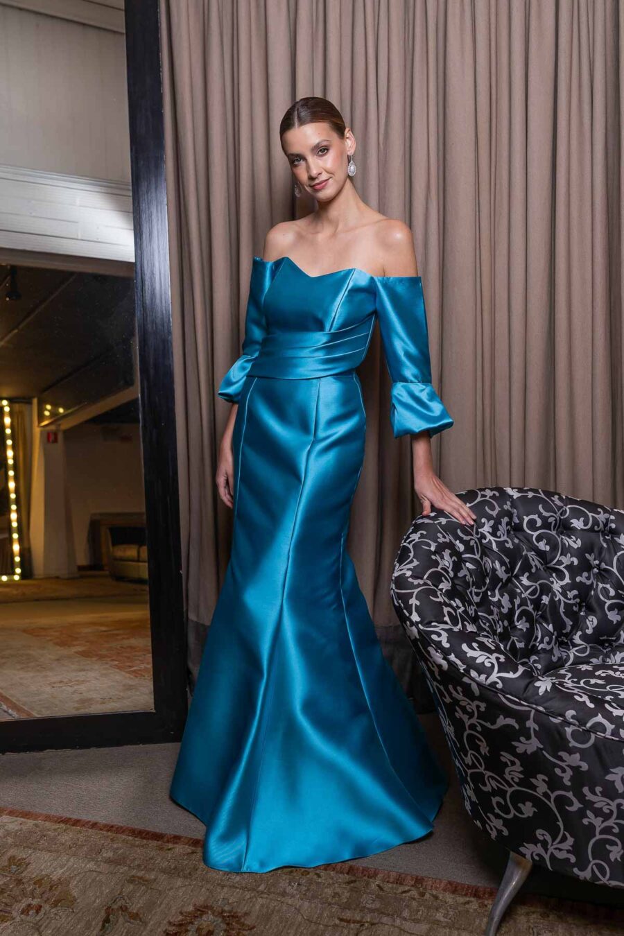 Vestido longo de festa para mãe da noiva ou mãe do noivo, com decote que valoriza o colo