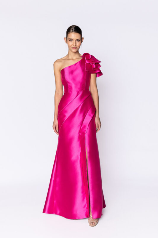 Vestido de festa longo com fenda e decote de um ombro só, modelo Fabi Fuentes