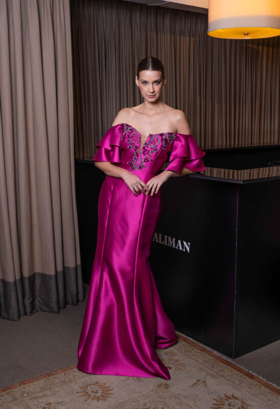 Vestido de festa fúcsia Gig para mãe da noiva.