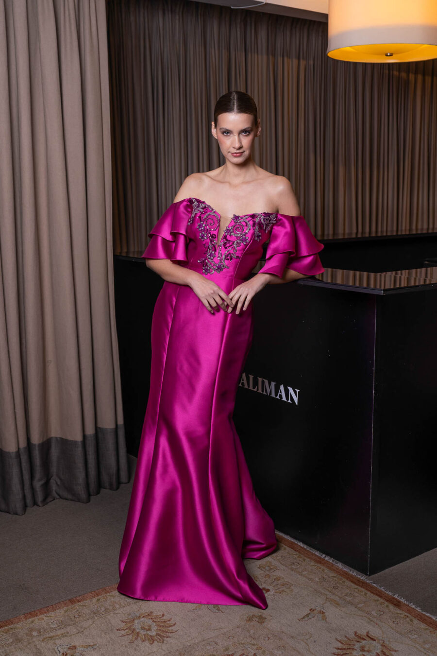 Vestido de festa fúcsia Gig para mãe da noiva.