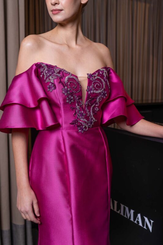 Vestido de festa fúcsia Gigi em zibeline com decote em v bordado a mão.