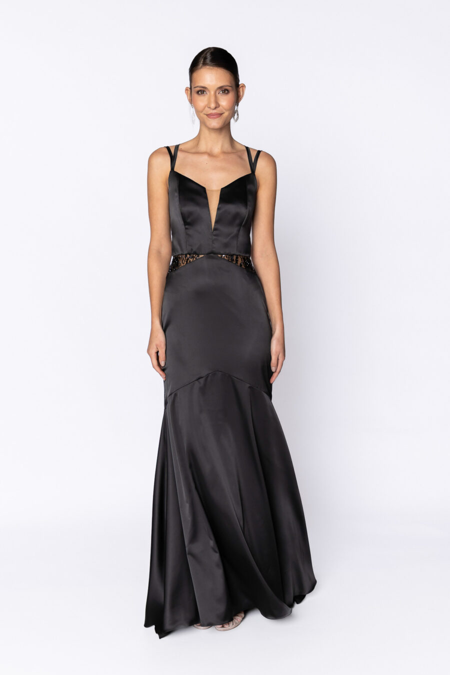 Vestido de festa em cetim na cor preto, modelo Ingrid Jay com decote nas costas .