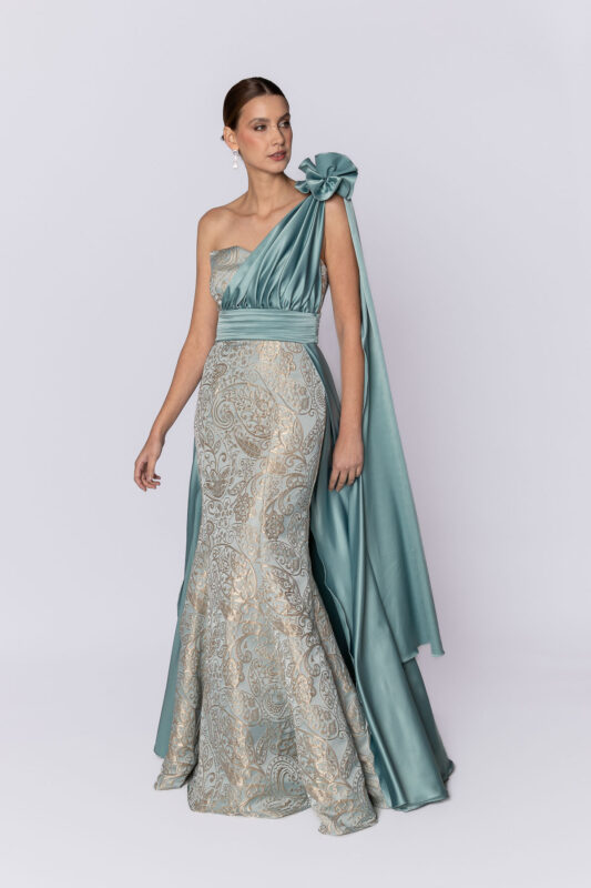 Vestido de festa longo em jacquard exclusivo Lilli Gomes com pala e detalhe de flor removível, feito a mão em tecido cetim.