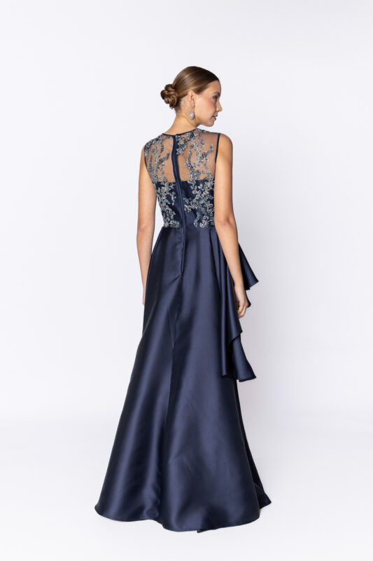 Costas do vestido de festa longo na cor azul com bordado feito a mão