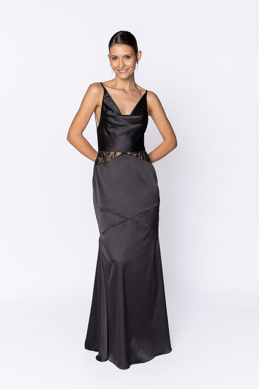 Vestido de festa longo em cetim preto com decote nas costas perfeito para formaturas e convidadas de casamento.