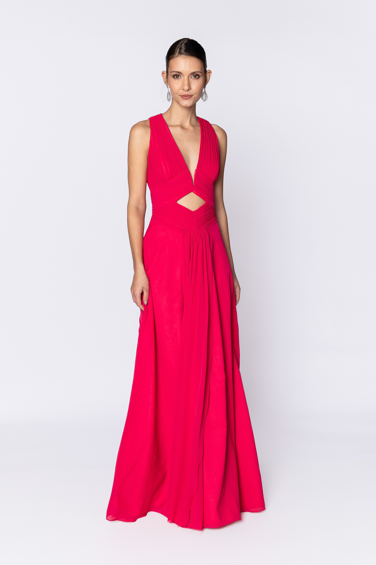 Vestido de festa longo na cor rosa com decote diferenciado frente e costas, ideal para madrinhas e convidadas de casamento durante o dia.