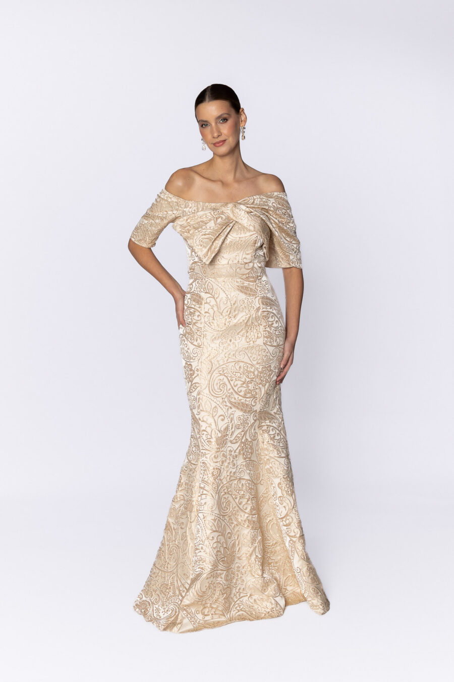 Vestido de festa longo em tecido jacquard nude dourado perfeito para mãe da noiva ou mãe do noivo usarem em casamentos na fazenda ou no campo.