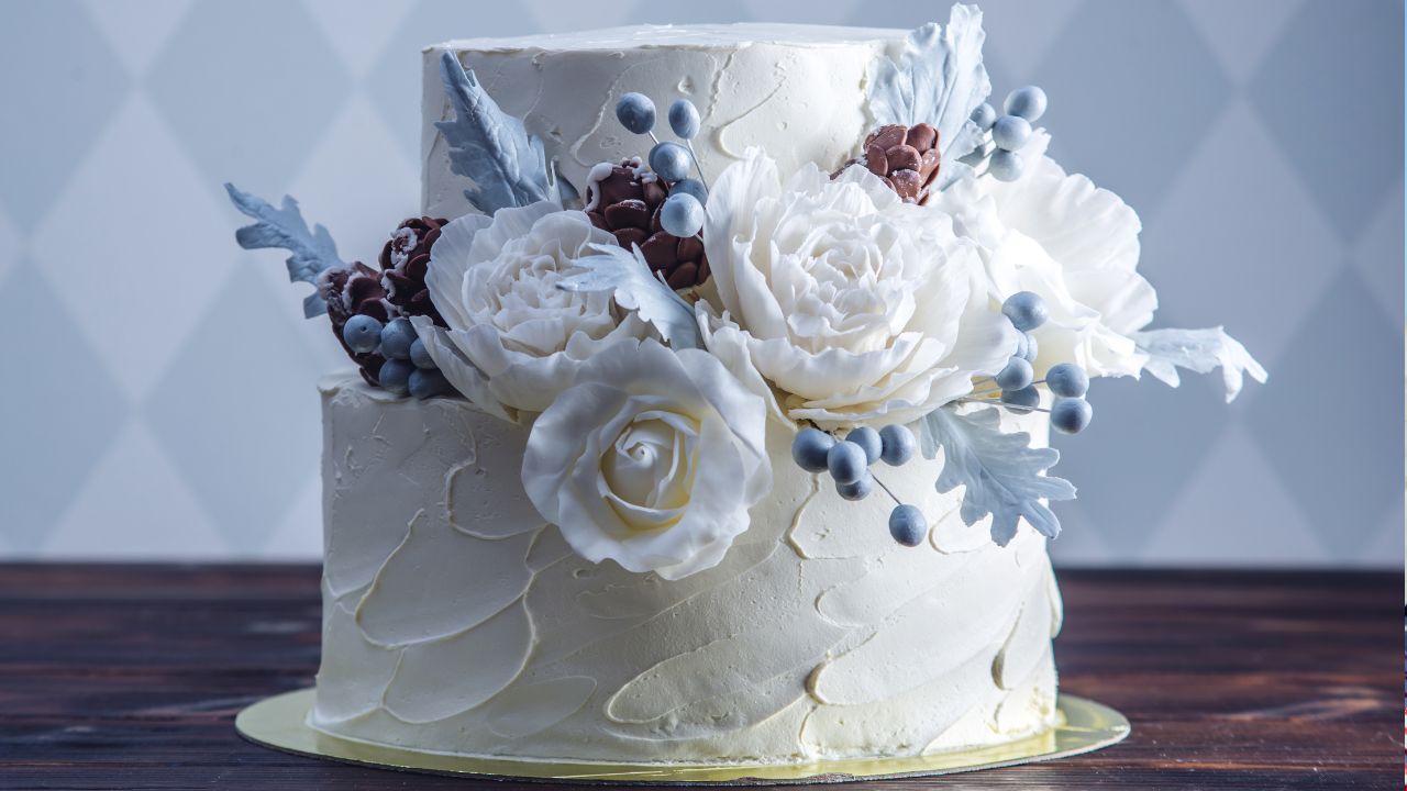 bolo de casamento civil branco com dois andares e decorada com flores