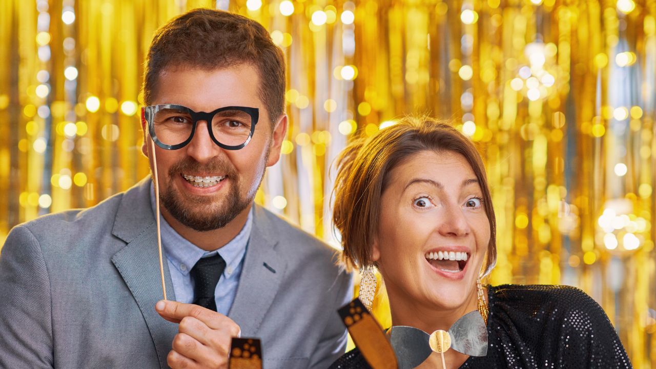 convidados de casamento tirando foto em cabine de foto