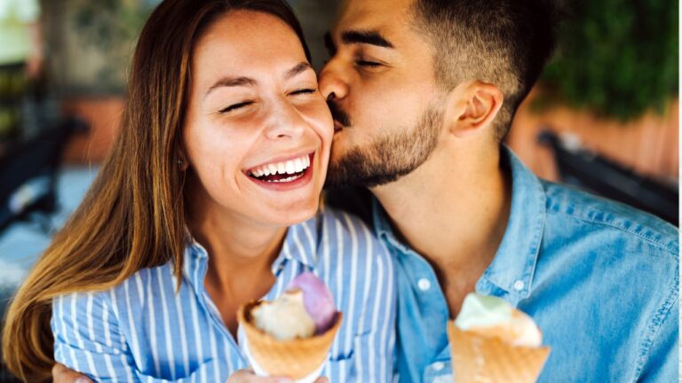 casal sorridente tomando sorvete para comemorar bodas de sorvete