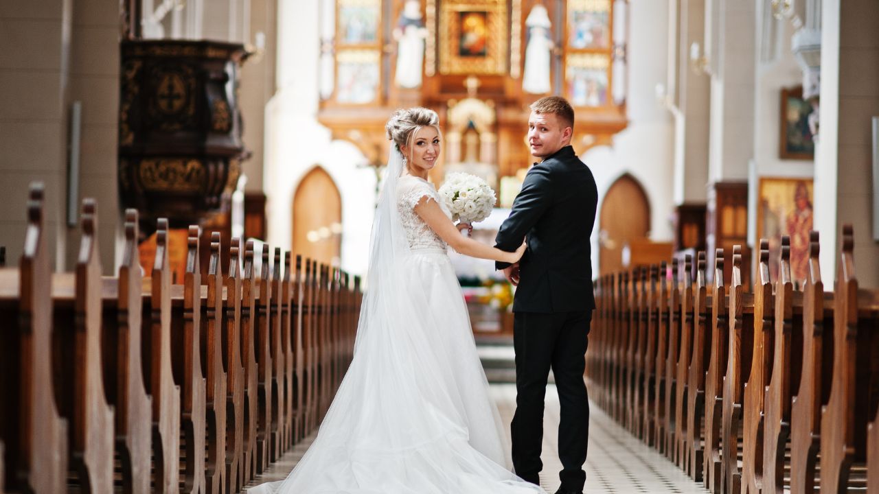 casal olhando para trás em um casamento na igreja católica