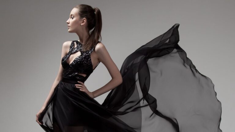 mulher com vestido de formatura preto esvoaçante