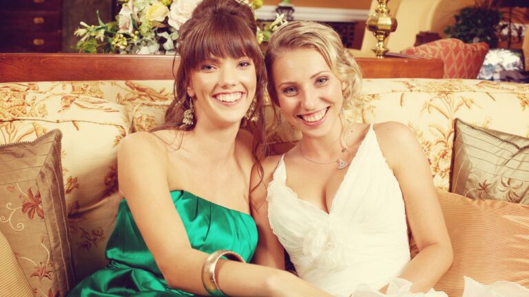 noiva e irmã da noiva com vestido verde sorrindo