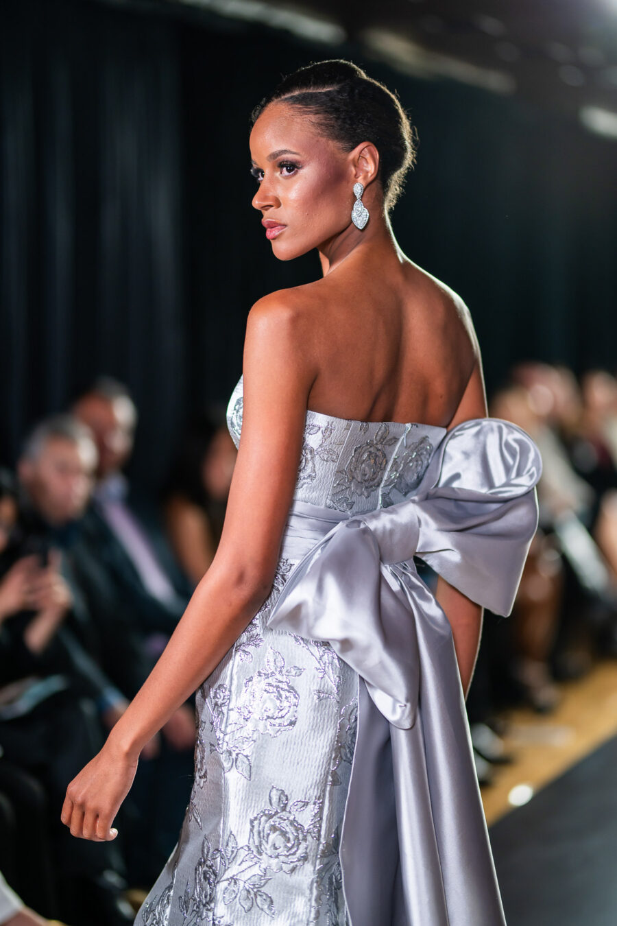 Costas do vestido prata com laço em jacquard