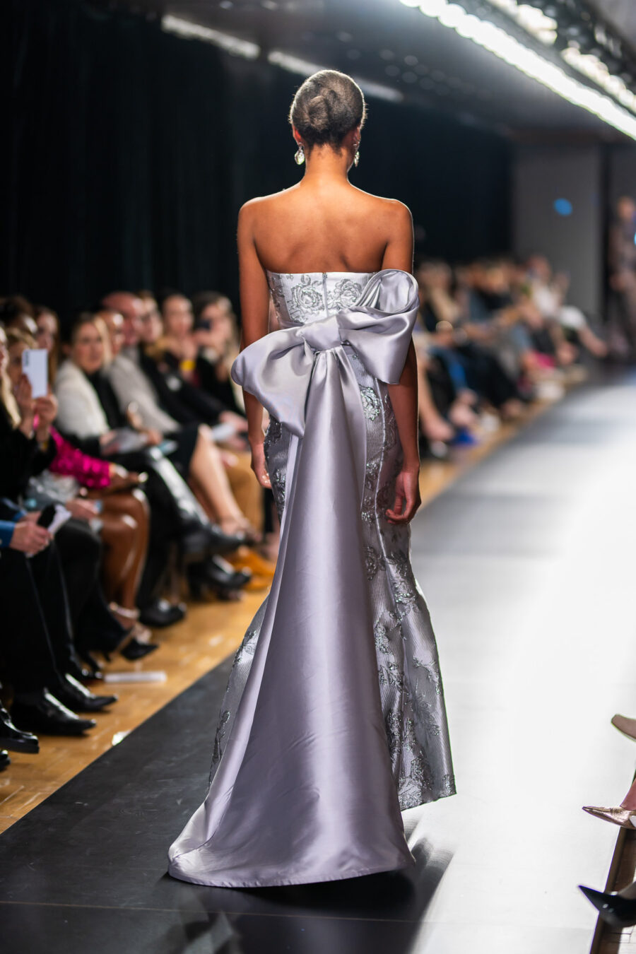 Costas do vestido de festa prata com maxi laço para formatura.