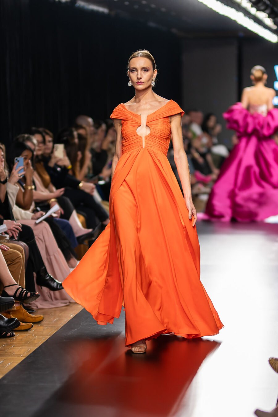 Vestido de festa na cor laranja para madrinhas ou convidadas de casamento na praia ou campo.