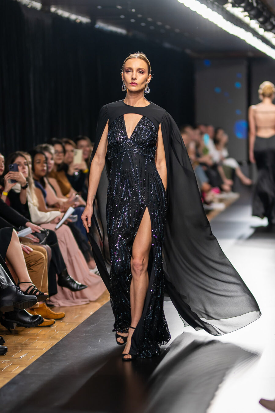 vestido de festa na cor preto com fenda bordado pedrarias para formandas e convidadas de casamento.