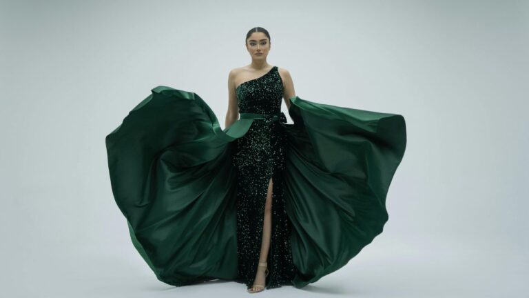 mulher com vestido de festa verde esvoaçante