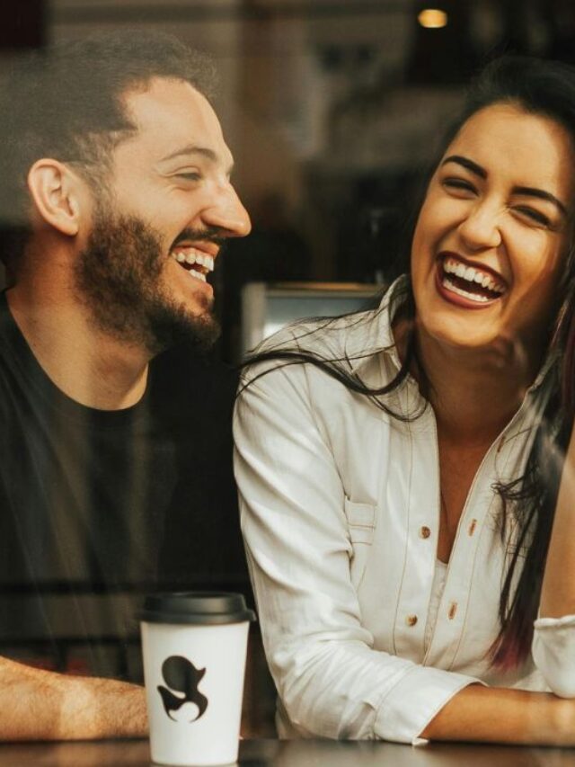 casal rindo em uma cafeteria durante ensaio de casal
