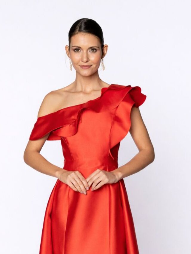 mulher com vestido de alfaiataria vermelha e coque