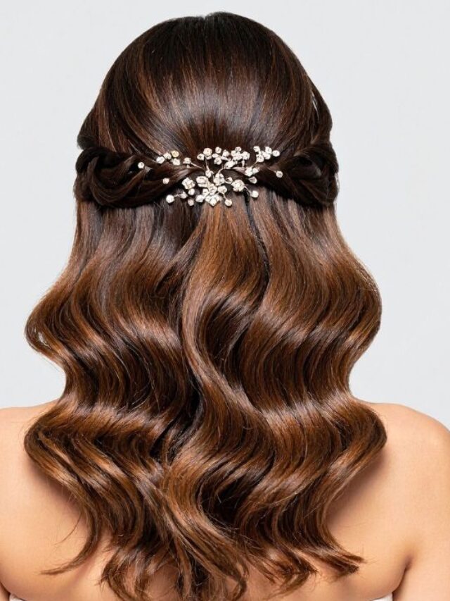 mulher de costas com penteado semi preso com presilha